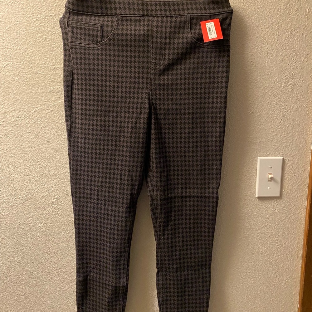 Never worn Spanx pants, tight fitting, perfect condition, tags still on
